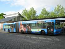 Die beiden Wagen 4763 und 4764 Fahren ebenfalls Werbung f�r Meyerhoff in OHZ. Ihnen steht diese Werbung besser als dem Solaris Urbino12 Wg 4201. Dieser Neoplan steht im �brigen Gerade in der Pausenposition in Gr�pelingen. 