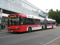 Der Wagen 4550 der BSAG, ein Solaris Urbino18 steht an der Haltestelle  Gerhard Rohlfs  Stra�e und f�hrt gleich zum Bahnhof Vegesack, wo er den n�chsten Fahrgastwechsel haben wird. 