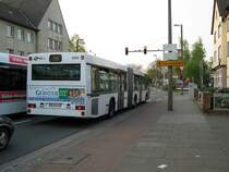Hier ist ein 47er Neo ausnahmsweise mal von hinten zu sehen, da ich leider nur noch die M�glichkeit hatte, ihn wenigstens vor dem abbiegen so zu fotografieren. Neben dem Neo steht im �brigen ein Solaris Urbino12 auf der Linie 75 oder 76. 