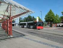 Noch ein bisschen geknickt steht dieser MAN NG313 an der Warteposition des Bahnhof Vegesack und wartet auf seine Weiterfahrt durch Bremen-Nord. 