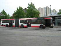 Noch in seiner Ursprungslackierung steht dieser 48er Neoplan N4021 am BF Vegesack und wartet auf seine Weiterfahrt, bis er irgendwann mal ausgemustert wird. 