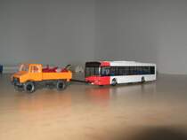 Dieser Solaris Urbino12 EEV der BSAG muss leider wegen eines  Motorschadens  von dem Unimog U1400 abgeschleppt werden. Die sitze auf der Ladefl�che stammen von einem ausgemusterten Solarisbus. 