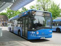 Am ZOB in Delmenhorst steht dieser Solaris Urbino12 von DelBus. Vom Sitzkomfort, finde ich die Delmenhorster Solaris garnichtmal so schlecht, sogar etwas bequemer als bei der BSAG. 