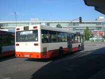 Mercedes-Benz O 405 N (Niederflur-Stadtversion) auf der Linie 142 nach Heimfeld am S-Bahnhof Harburg.