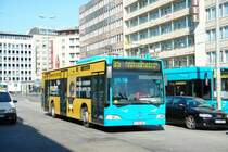 VGF Wagen 462 im Juli 2006 am Frankfurter HBF auf der Linie 35 Richtung
Sachsenhausen Lerchesberg.
Der Wagen trgt Werbung fr den Radiosender Youfm 90.4