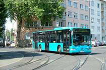VGF Wagen 448 auf der Linie 61 Richtung Flughafen im Juli 2006 vor dem Frankfurter Sdbahnhof.
