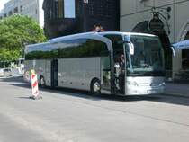 Mercedes-Benz O 580 (Travego) am Roten Rathaus.