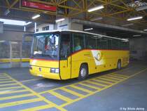 Auf der SanBernadino-Route macht der Mercedes O404 TI 215 026 (Regie Bellinzona) auch beim Bahnhof Thusis halt.