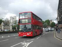 Ein Arriva-Doppeldecker auf der Linie 53 nach Plumstead Stadtion in der Parlament Bridge Street.
