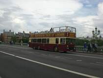 Ein Sightseeing-Tour-Bus auf der Westminster Bridge.