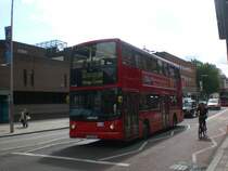 Ein Arriva-Doppeldecker auf der Linie 59 nach Kings Cross an der Waterloo Station.