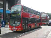 Ein Volvo-Doppeldecker auf der Linie 68 nach Euston nahe der Waterloo Station.