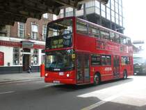 Ein Arriva-Doppeldecker auf der Linie 59 nach Kings Cross an der Waterloo Station.