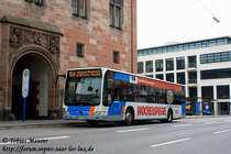 22.03.2009: Wagen 507, SB-SB 507, steht abfahrbereit an der Haltestelle Rathaus in Saarbrcken. Er bedient die Linie 104 nach Spiesen.