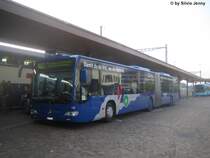 Nr. 104 hat am 23.9.09 soeben den Bhf. Wetzikon erreicht. Und die ZVV-Werbung ''Damit du da bist, wo die Bahn ist'' kommt bei diesem Bild sehr gut zu Wort...