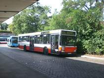 Mercedes-Benz O 405 N (Niederflur-Stadtversion) auf der Linie 172 nach Im Gr�nen Grunde am S+U Bahnhof Barmbek.