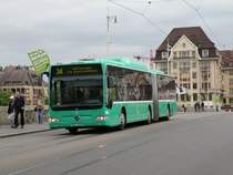 MB O 530 G CNG Citaro fhrt auf der Mittleren Rheinbrcke Richtung Haltestelle Schifflnde. Die Aufnahme stammt vom 06.05.2009.