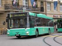 MAN NL 313/A21 mit der Betriebsnummer 826 verl�sst die Haltestelle Schiffl�nde Richtung Otto Wenk Platz. Die Aufnahme entstand am 01.04.2009.