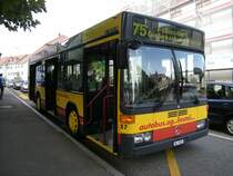 Der Regiobus-Wagen 57, auf der Linie 75, Haltestelle Dorfplatz in Frenkendorf. (Aufnahme: 2009)