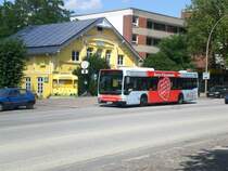 Mercedes-Benz O 530 II (Citaro Facelift) auf der Linie 8 nach U-Bahnhof Wandsbek Markt nahe der Haltestelle Bramfeld Dorfplatz.