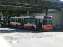 Mercedes-Benz O 405 N (Niederflur-Stadtversion) auf Betriebsfahrt am U-Bahnhof Volksdorf.