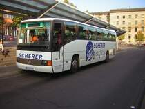 Auf diesem Foto ist ein Mercedes Bus der Firma Scherer Reisen aus Rheinland Pfalz zu sehen. Der Bus fhrt mehrmals am Tag die Strecke saarbrcken-Flughafen Hahn,