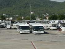 29.09.09,Flughafenbusse von COBUS auf dem Aeropuerto Internacional Es Codolar von Eivissa.