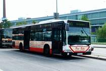 HHA 2416 auf der 245 nach Beutnerring am Bus BF Hamburg Harburg.
Werbung: Pico Bello Gebudereinigung
Juli 2008.