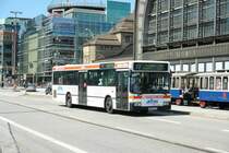 HHA 6537 auf der 37 nach Bramfeld Dorfplatz am HBF Hamburg.
Werbung: Sitra
Juni 2007
 