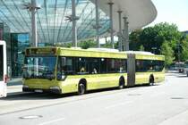 HHA 7221 auf der Metrobuslinie 5 nach Nedderfeld am Bus BF. Hamburg HBF.
Werbung: Levantehaus
Juni 2007