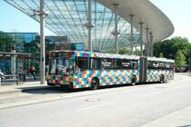 HHA 7328 mit der Metrobus Linie 6 nach Wildacker am Bus Bf Hamburg HBF.
Werbung: Parkinn Hotels.
M�rz 2006