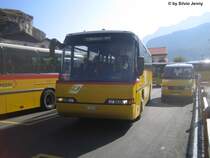 Viel Verkehr herrscht derzeit noch am Bahnhof Ardez im Unterengadin. Denn wegen den Bauarbeiten beim Bahnhof Scuol-Tarasp muss in Ardez auf den Bahnersatzbus umgesteigen werden. Bei diesem Bahnersatz fahren jeweils 4 Postautos von Ardez nach Scuol und von dort weiter in die umliegenden D�rfer. Hier zu sehen den Neoplan N312 GR 159 303 wie sich den Weg durch den Postauto Dschungel sucht.
