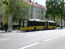MAN Niederflurbus 2. Generation auf der Linie X83 nach Zehlendorf K�nigin-Luise-Stra�e/Clayallee am S-Bahnhof Lankwitz.