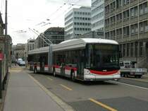 VBSG - Hess-Swisstrolleybus 185 biegt am 10.6.2009 vom Bahnhofplatz in die St. Leonhardstrasse ein.