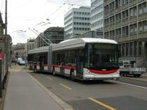 VBSG - Hess-Swisstrolleybus 185 biegt am 10.6.2009 vom Bahnhofplatz in die St. Leonhardstrasse ein.