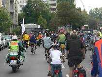  Da sieht man vor lauter Fahrr�dern den Bus nicht mehr . Ein Solaris auf der Linie M41 w�hrend der Kreisfahrt, einer von zwei j�hrlichen Fahrraddemonstrationen in Berlin. 26.9.2009
