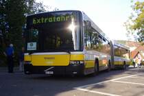Als Ersatzverkehr f�r die Schiffahrt zwischen Stein am Rhein und Diessenhofen (infolge Niedrigwasser) wurden Busse der Verkehrsbetriebe Schaffhausen eingesetzt, hier ein Volvo/Hess Gelenkbus. (SH 38019) 03.10.2009.

