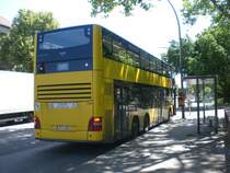 MAN Lion's City DD (Doppelstock) auf der Linie M82 nach Marienfelde Waldsassener Stra�e an der Haltestelle Lankwitz Kirche.
