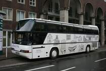 Dieser Neoplan von G�ssling Reisen aus Essen ist mit Bildern von Sehensw�rdigkeiten aus Essen Versehen.
Aufgenommen vor dem Haus der Technik in Essen am 8.10.2009