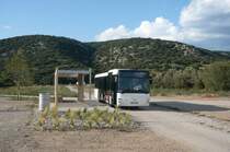Eine faszinierende Region im D�partement H�rault. Die Aufnahme zeigt einen Shuttle Bus, der immer wieder verkehrt, um Touristen von den Parkplatzanlagen nach, bzw an die Grenze der Gemeinde Saint-Guilhem-le D�sert zu bringen/(ca 40 Km n�rdlich von Montpellier). Man braucht nicht zu bezahlen, stattdessen, wird wohl h�chstwahrscheinlich dieser Service angeboten, um zu vermeiden, dass sich ein Stau entlang dieser wohl reizvollen, aber nicht unbedingt ungef�hrlichen Strecke bildet.
Die Fahrtzeit betr�gt um die 20 Minuten.
(10.08.09)