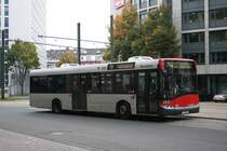 Rheinbahn 8002 auf dem Buspausenplatz am HBF D�sseldorf .
Er wird als Linie 754 nach Ratingen Lintorf fahren.
Interessant sind die beiden Klimaanlagen auf dem Dach.
Habe ich bis jetzt nur bei diesem Wagen gesehen.
11.10.2009