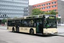 Wagen 745 am ZOB Hagen HBF.
Der Wagen wirbt f�r 125 Jahre Hagener Stra�enbahn.
Nach einer kurzen Pause f�hrt er nach Boloh auf der Linie 520.
11.10.2009