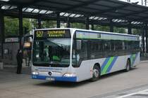 Wagen 750 hat eine Silberne Lackierung bekommen und sieht sehr Elegant aus.
Als Linie 527 wird er nach Ischeland K�nigstr. fahren.
11.10.2009