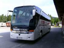 Ein nagelneuer Setra Reisebus, gerade frisch aus Deutschland importiert, wird gleich vom Schmutz der �berf�hrungsfahrt befreit. Gesehen am 06.08.2009 in Evje.