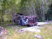 Dieser Bus ist wohl nicht mehr im Liniendienst. Gefunden mitten im Wald in der N�he von Kilefjorden an der ehemaligen Trasse der Setesdalsbahn. Aufgenommen am 12.08.2009 in Norwegen. �ber PKW die immer mal im Wald zu finden sind wundert man sich schon nicht mehr. Dieses war allerdings unser erster Bus. 