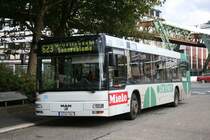 WSW 0101 auf dem Pausenplatz am HBF Wuppertal.
Werbung: Miele Str�ter
18.10.2009