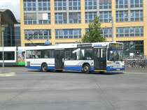 Mercedes-Benz O 405 N (Niederflur-Stadtversion) auf Betriebsfahrt am Hauptbahnhof.