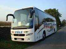 Volvo 9900, Reisebus der Schwedischen Firma,
6-Zyl.Turbo-Diesel mit 420 oder 460PS aus 12,1L Hubraum,46 Pl�tze,
gesehen Sept.2009 im Markgr�fler Land