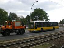 Mercedes-Benz O 530 II (Citaro Facelift) am S-Bahnhof Warschauer Stra�e wird abgeschleppt und zum Betriebshof Lichtenberg gebracht.
