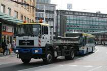 Ein 0 405 der SW Solingen muss wegen einen Defektes von Wagen 100 (SG SW 430) Abgeschleppt werden.
Aufgenommen am ZOB Solingen am 24.10.2009.
